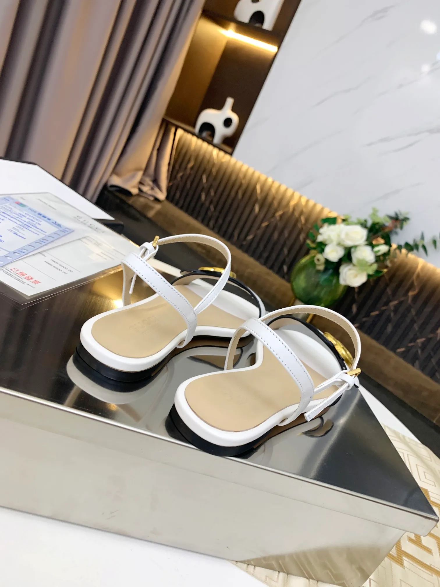 👟👟Ex-factory price 320👟👟 GUCCI’s new summer one-line sandals with exquisite bronze buckles are of great workmanship and reassuring. The leather is shiny and tough. Comfortable and super comfortable to walk. Recommend a sandal that meets the actual needs of the public✅ Fabric: First-layer cowhide Lining/foot pads: Sheepskin🐑 Rubber outsole. Color: Black White Code Number: 35-39 (41, 42 customized) Comes with receipt.